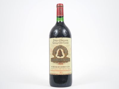 la bouteille de vin est posée sur une surface blanche