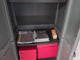 une armoire métallique contenant de nombreux cartons et livres