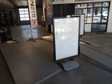une enseigne placée au milieu d'un bâtiment