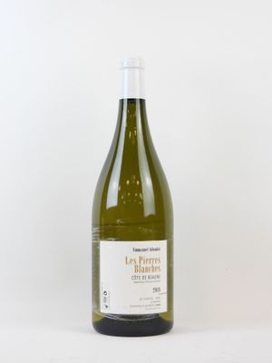 une bouteille de vin posée sur une table
