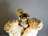 deux figurines assises sur une table