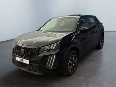 Le SUV noir est garé dans une grande pièce.