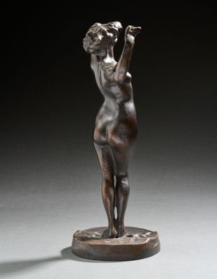 une image représentant une statue en bronze d'une femme tenant une batte de baseball