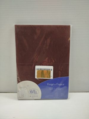 une boîte de tissu couleur chocolat posée sur une surface blanche