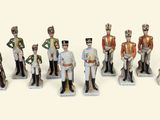 de nombreuses figurines représentant des hommes en uniforme militaire