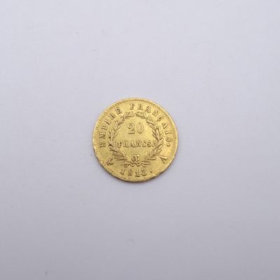 gros plan d'une pièce d'or sur une surface blanche