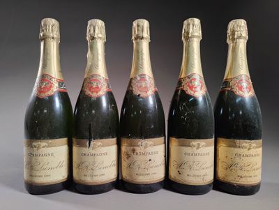 six bouteilles de champagne alignées sur une table