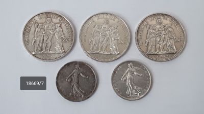 quatre types de pièces différents sont présentés sur une surface blanche