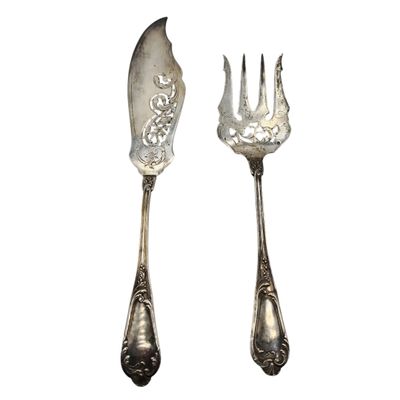 une paire de fourchettes et de cuillères anciennes en argent sur fond blanc