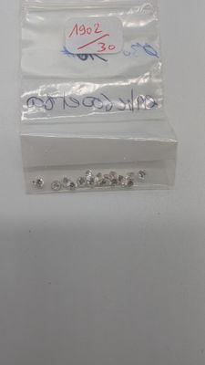 une boîte blanche contenant tout un tas de vis
