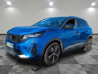 un 4x4 bleu garé dans une pièce au sol en damier