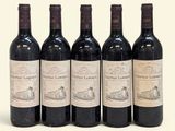 six bouteilles de vin sont alignées sur une surface blanche