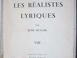 un vieux livre posé sur une table recouverte d'un tissu noir