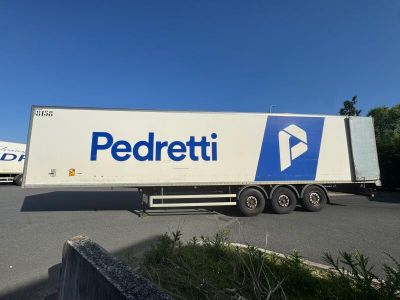 un camion semi-remorque garé dans un parking