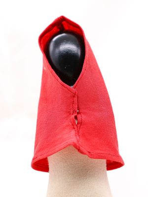 une tête de mannequin recouverte d'une cape rouge