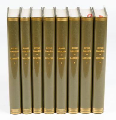 six livres alignés sur une surface blanche