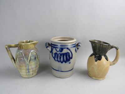 Réunion de 2 pichets et d'un pot en grès à décor bleu (h.