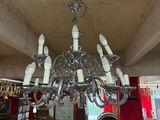 un lustre suspendu au plafond d'un magasin