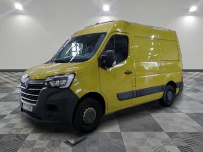 La camionnette jaune est garée sur un sol en carrelage à damier.