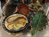 de nombreuses assiettes et bols posés sur une table