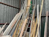 un tas d'objets en bois et en métal dans un local de stockage