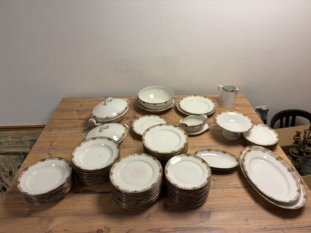 Partie de service en porcelaine à décors sur ailes d’une frise fl