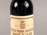 une bouteille de vin rouge avec une étiquette, posée sur une table