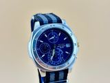 la montre est posée sur un présentoir et est dotée d'un bracelet bleu et noir