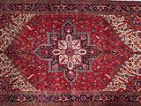 un tapis rouge orné d'un motif au centre