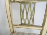une chaise en bois avec une assise et un dossier rayés