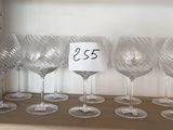 six verres à vin posés sur une étagère, avec une étiquette de prix