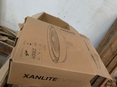 Palette comprenant environ 40 lampes leds XANLITE EXPERT.