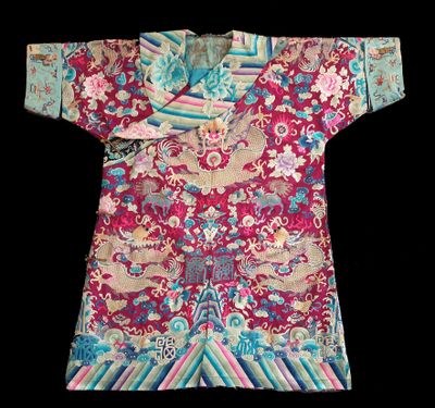 un gros plan sur un t-shirt rouge et bleu orné de fleurs et d'oiseaux