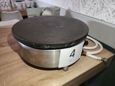 un gâteau posé sur une table en bois