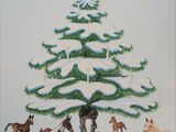 tableau représentant un sapin de Noël avec des chevaux et un chien dans la neige