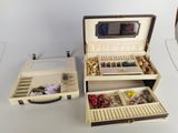 deux boîtes ouvertes contenant des bijoux, posées sur une table