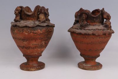 Vers 1900 Paire de vases en terre cuite le col en forme de c…