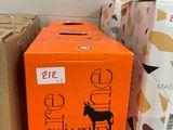 de nombreux cartons posés par terre