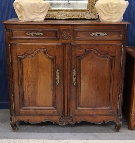 Buffet bas à hauteur d’appui en noyer, ouvrant à deux portes à pa...