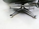 une chaise posée sur une table blanche
