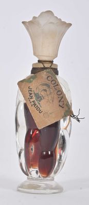 une bouteille en verre contenant un liquide