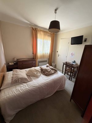 CHAMBRE 5 composée de: -un lit 2 personnes matelas sommier, …