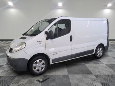 la photo d'une camionnette blanche sur un sol en damier