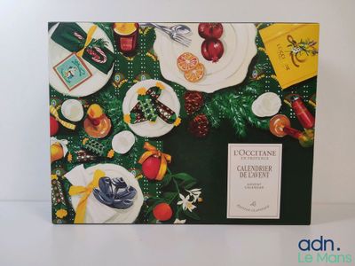 une image représentant un livre de cuisine avec une photo d'une table débordant de plats