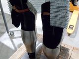 un gros plan sur une paire de chaussures posée sur une plateforme en bois