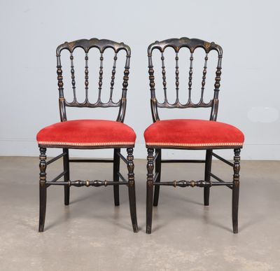 Paire de chaises en bois noirci à décor or de filets et de f…