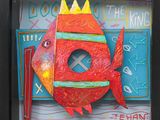 a picture of a picture of a fish with a crown on it