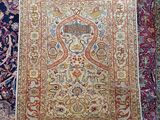 un tapis persan ancien exposé dans un musée