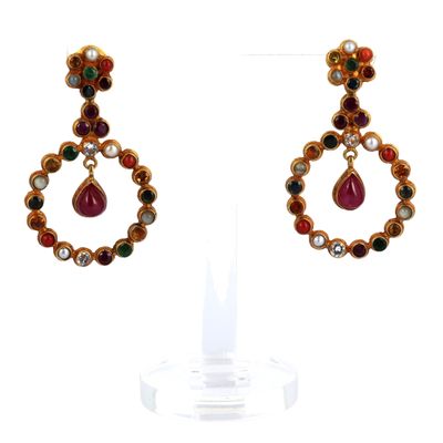une photo d'une paire de boucles d'oreilles ornées de pierres multicolores