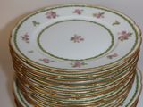 plusieurs assiettes empilées sur une table